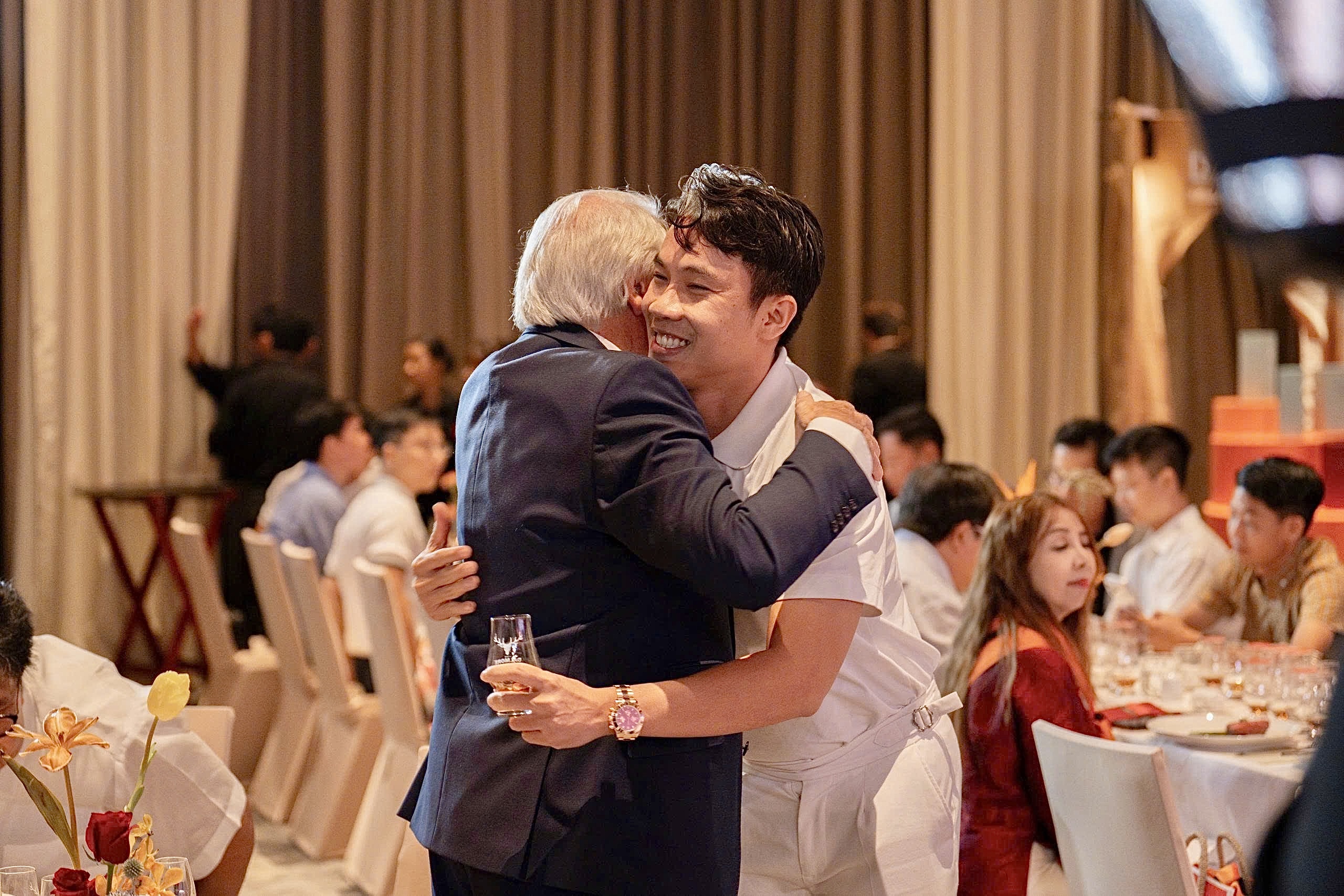 the-dalmore-hai-phien-ban-gioi-han-duoc-richard-paterson-truc-tiep-tuyen-chon-va-ky-tang (1)