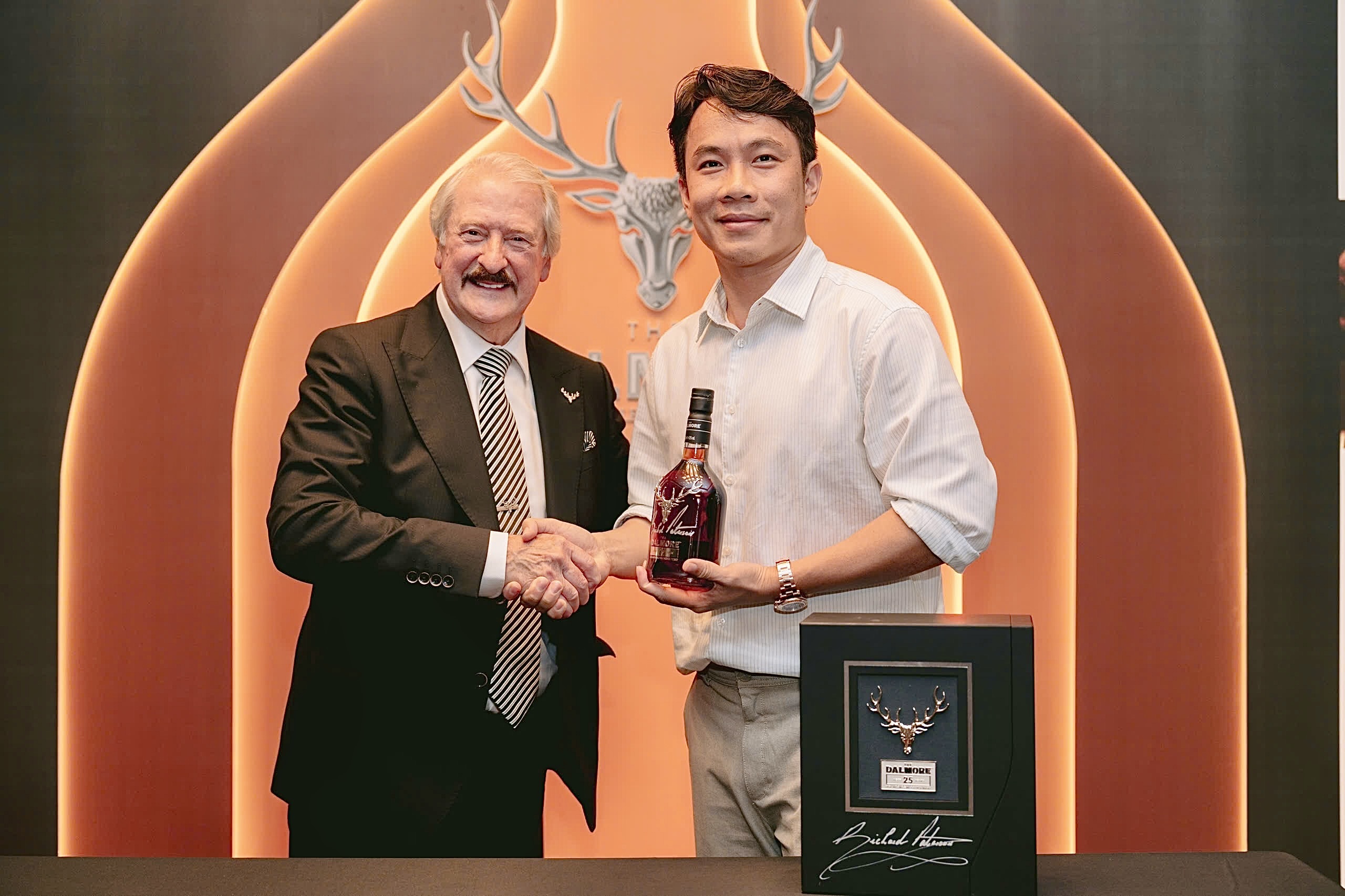 the-dalmore-hai-phien-ban-gioi-han-duoc-richard-paterson-truc-tiep-tuyen-chon-va-ky-tang (2)