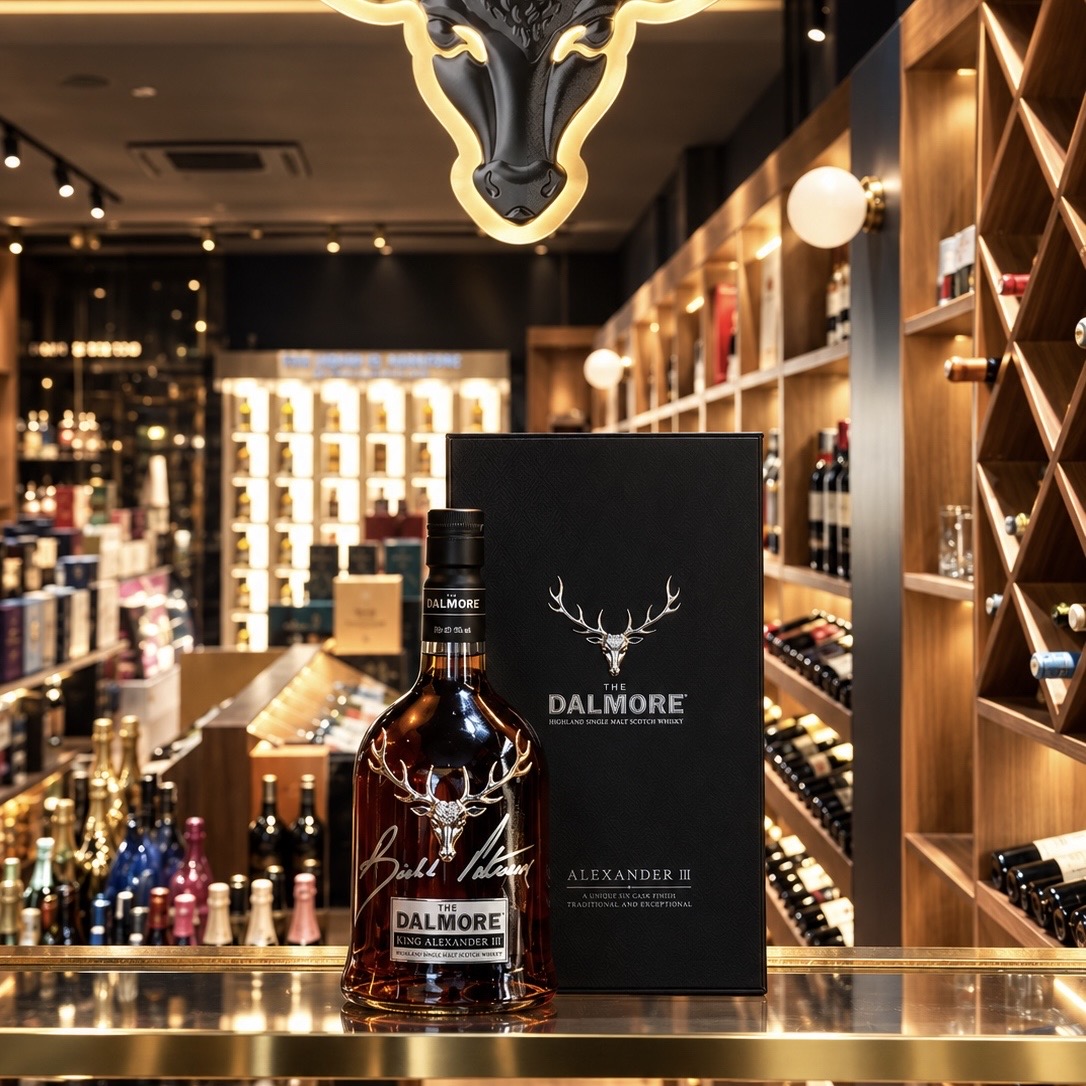 the-dalmore-hai-phien-ban-gioi-han-duoc-richard-paterson-truc-tiep-tuyen-chon-va-ky-tang (3)