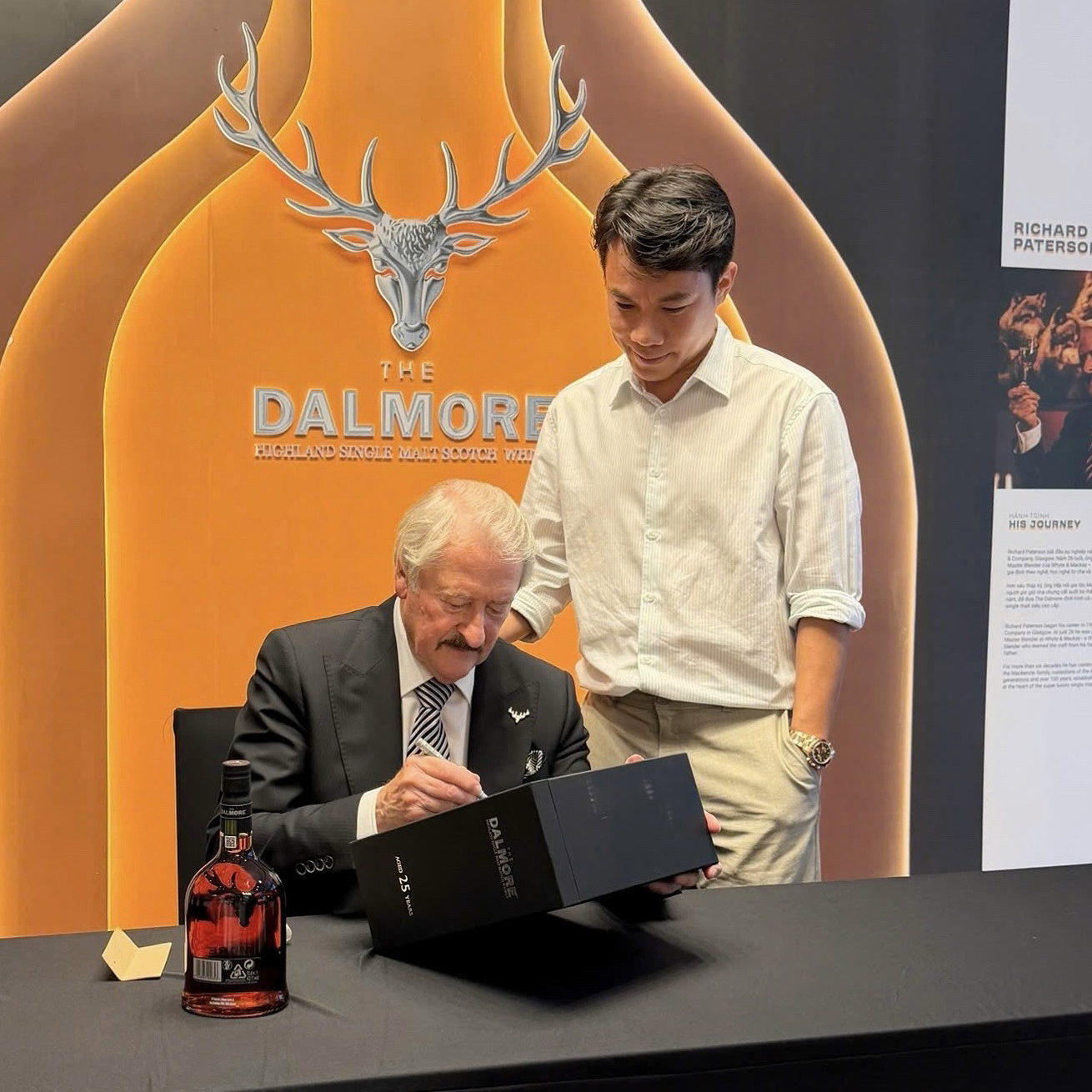the-dalmore-hai-phien-ban-gioi-han-duoc-richard-paterson-truc-tiep-tuyen-chon-va-ky-tang (4)
